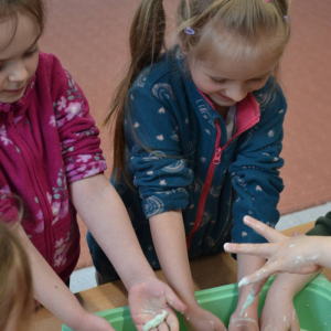 Zabawy z cieczą nienewtonowską.