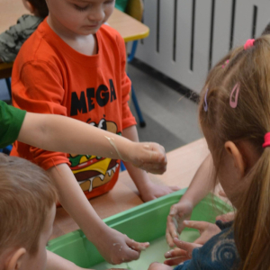 Zabawy z cieczą nienewtonowską.