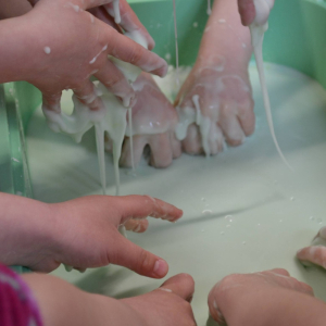 Zabawy z cieczą nienewtonowską.