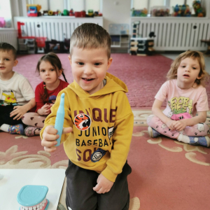 Dzieci z grupy "Skrzaty" wspólnie odkrywały, jak ważne jest właściwe dbanie o zęby oraz dlaczego nie należy bać się wizyty u dentysty.