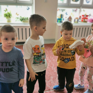 Dzieci z grupy "Skrzaty" wspólnie odkrywały, jak ważne jest właściwe dbanie o zęby oraz dlaczego nie należy bać się wizyty u dentysty.