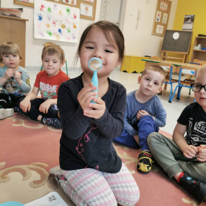 Dzieci z grupy "Skrzaty" wspólnie odkrywały, jak ważne jest właściwe dbanie o zęby oraz dlaczego nie należy bać się wizyty u dentysty.