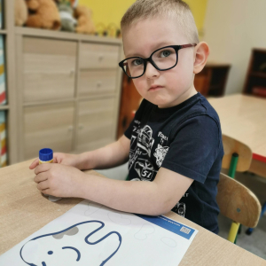 Dzieci z grupy "Skrzaty" wspólnie odkrywały, jak ważne jest właściwe dbanie o zęby oraz dlaczego nie należy bać się wizyty u dentysty.