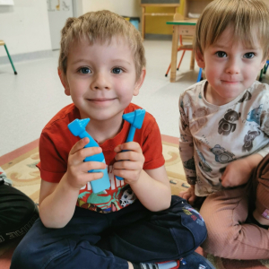 Dzieci z grupy "Skrzaty" wspólnie odkrywały, jak ważne jest właściwe dbanie o zęby oraz dlaczego nie należy bać się wizyty u dentysty.