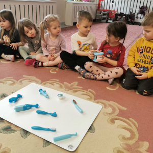 Dzieci z grupy "Skrzaty" wspólnie odkrywały, jak ważne jest właściwe dbanie o zęby oraz dlaczego nie należy bać się wizyty u dentysty.