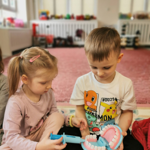 Dzieci z grupy "Skrzaty" wspólnie odkrywały, jak ważne jest właściwe dbanie o zęby oraz dlaczego nie należy bać się wizyty u dentysty.