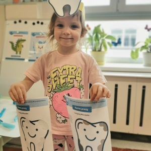 Dzieci z grupy "Skrzaty" wspólnie odkrywały, jak ważne jest właściwe dbanie o zęby oraz dlaczego nie należy bać się wizyty u dentysty.