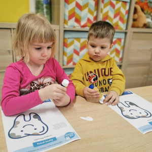 Dzieci z grupy "Skrzaty" wspólnie odkrywały, jak ważne jest właściwe dbanie o zęby oraz dlaczego nie należy bać się wizyty u dentysty.