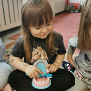 Dzieci z grupy "Skrzaty" wspólnie odkrywały, jak ważne jest właściwe dbanie o zęby oraz dlaczego nie należy bać się wizyty u dentysty.