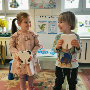 Dzieci z grupy "Skrzaty" wspólnie odkrywały, jak ważne jest właściwe dbanie o zęby oraz dlaczego nie należy bać się wizyty u dentysty.