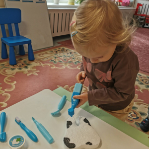 Dzieci z grupy "Skrzaty" wspólnie odkrywały, jak ważne jest właściwe dbanie o zęby oraz dlaczego nie należy bać się wizyty u dentysty.