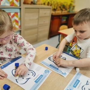 Dzieci z grupy "Skrzaty" wspólnie odkrywały, jak ważne jest właściwe dbanie o zęby oraz dlaczego nie należy bać się wizyty u dentysty.