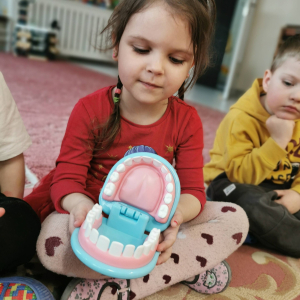 Dzieci z grupy "Skrzaty" wspólnie odkrywały, jak ważne jest właściwe dbanie o zęby oraz dlaczego nie należy bać się wizyty u dentysty.