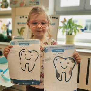Dzieci z grupy "Skrzaty" wspólnie odkrywały, jak ważne jest właściwe dbanie o zęby oraz dlaczego nie należy bać się wizyty u dentysty.
