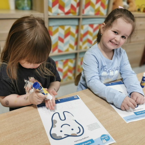 Dzieci z grupy "Skrzaty" wspólnie odkrywały, jak ważne jest właściwe dbanie o zęby oraz dlaczego nie należy bać się wizyty u dentysty.