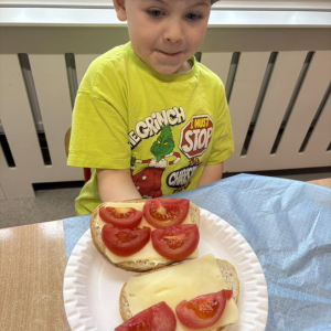 Dziecko przygotowuje zdrową kanapkę.