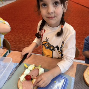 Dziecko przygotowuje zdrową kanapkę.