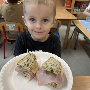 Dziecko przygotowuje zdrową kanapkę.