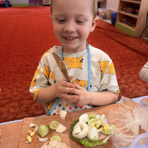 Dziecko przygotowuje zdrową kanapkę.