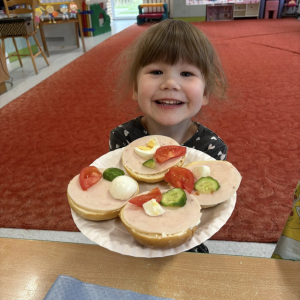 Dziecko przygotowuje zdrową kanapkę.