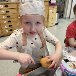 Dziecko przygotowuje zdrową kanapkę.