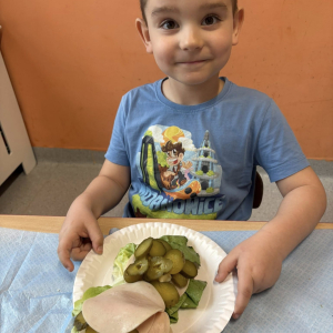 Dziecko przygotowuje zdrową kanapkę.