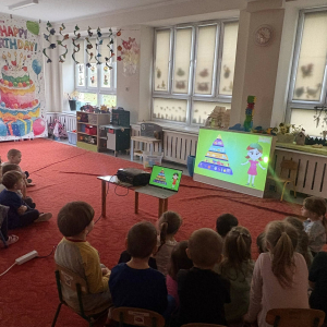 Dzieci przygotowują zdrowe kanapki.