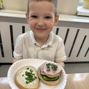 Dziecko przygotowuje zdrową kanapkę.