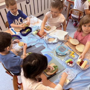 Dzieci przygotowują zdrowe kanapki.