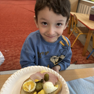 Dziecko przygotowuje zdrową kanapkę.