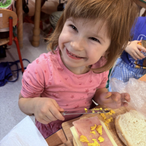 Dziecko przygotowuje zdrową kanapkę.