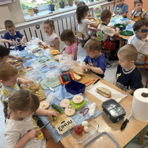 Dzieci przygotowują zdrowe kanapki.