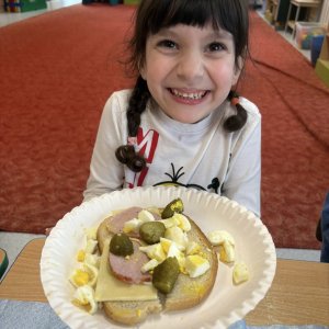 Dziecko przygotowuje zdrową kanapkę.