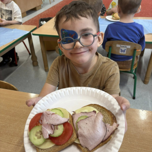 Dziecko przygotowuje zdrową kanapkę.