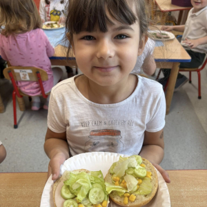 Dziecko przygotowuje zdrową kanapkę.