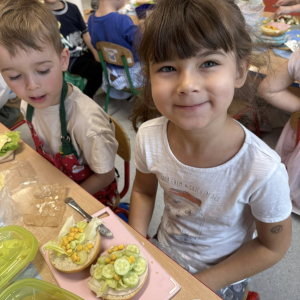 Dziecko przygotowuje zdrową kanapkę.