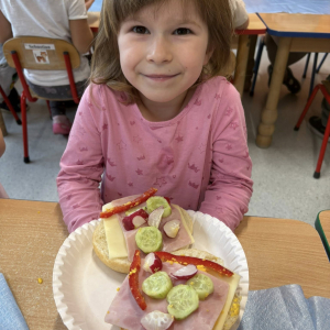 Dziecko przygotowuje zdrową kanapkę.