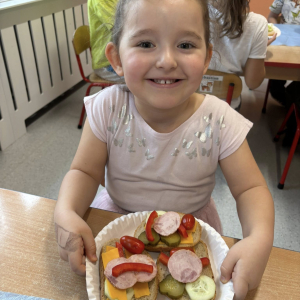 Dziecko przygotowuje zdrową kanapkę.