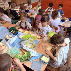 Dzieci przygotowują zdrowe kanapki.