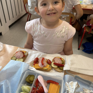 Dziecko przygotowuje zdrową kanapkę.