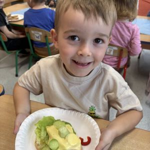 Dziecko przygotowuje zdrową kanapkę.