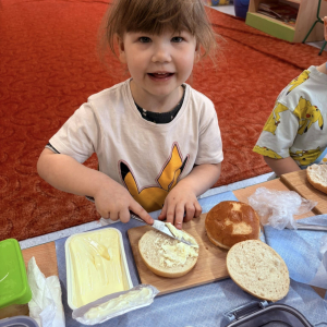 Dziecko przygotowuje zdrową kanapkę.