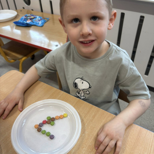 Matematyczne eksperymenty to piąte zadanie wykonane przez dzieci z grupy Słoneczka w ramach Ogólnopolskiego Projektu Edukacyjnego „Kreatywna Matematyka”. 