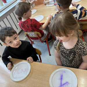 Matematyczne eksperymenty to piąte zadanie wykonane przez dzieci z grupy Słoneczka w ramach Ogólnopolskiego Projektu Edukacyjnego „Kreatywna Matematyka”. 