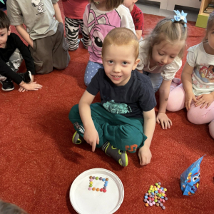 Matematyczne eksperymenty to piąte zadanie wykonane przez dzieci z grupy Słoneczka w ramach Ogólnopolskiego Projektu Edukacyjnego „Kreatywna Matematyka”. 