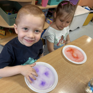 Matematyczne eksperymenty to piąte zadanie wykonane przez dzieci z grupy Słoneczka w ramach Ogólnopolskiego Projektu Edukacyjnego „Kreatywna Matematyka”. 