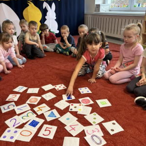 Matematyczne eksperymenty to piąte zadanie wykonane przez dzieci z grupy Słoneczka w ramach Ogólnopolskiego Projektu Edukacyjnego „Kreatywna Matematyka”. 