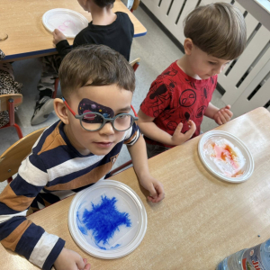 Matematyczne eksperymenty to piąte zadanie wykonane przez dzieci z grupy Słoneczka w ramach Ogólnopolskiego Projektu Edukacyjnego „Kreatywna Matematyka”. 