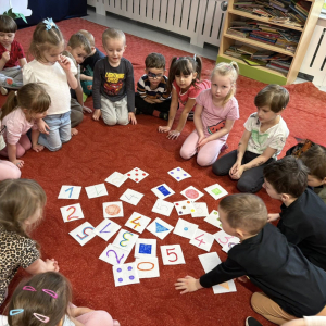 Matematyczne eksperymenty to piąte zadanie wykonane przez dzieci z grupy Słoneczka w ramach Ogólnopolskiego Projektu Edukacyjnego „Kreatywna Matematyka”. 