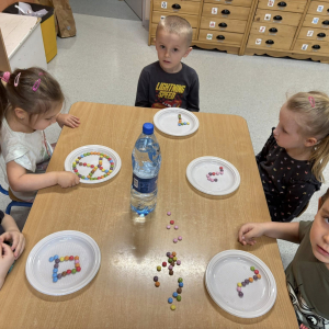 Matematyczne eksperymenty to piąte zadanie wykonane przez dzieci z grupy Słoneczka w ramach Ogólnopolskiego Projektu Edukacyjnego „Kreatywna Matematyka”. 